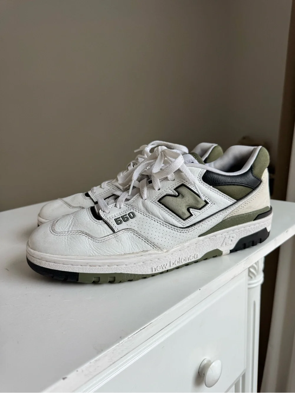 NEW BALANCE 550 WHITE & OLIVE SNEAKERS — SIZE 11.5